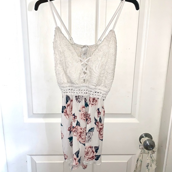 *SOLD ON OTHER SITE* Streetwear Society Floral Romper Size Medium - Picture 3 of 12
